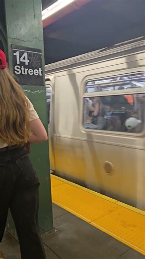 Epic Railfanning: R160 Siemens F Train Departing At 14 Street