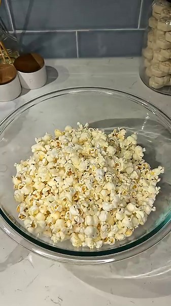 Viral cocoa pebbles popcorn recipe 🍿🥣🍫 #recipe #shorts #chocolate #cereal #dessert #easydessert
