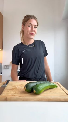 Liste des ingrédients (pour 2 bagels) - 2 courgettes - 2 pains à bagels - 1 peu de fromage râpé - 1 œuf - Fromage frais - Graines de sésame (optionnel) Instructions - Coupe les courgettes en tagliatelles à l’aide d’un économe. - Fais griller les pains à bagels au grill pain, au four, ou à la poêle, selon ta préférence. - Dans une poêle, fais cuire les tagliatelles de courgette pendant 3 à 4 minutes. - Divise les courgettes cuites en deux parties et forme deux petits nids avec elles dans la poêle