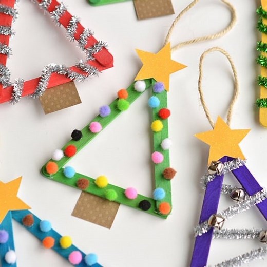 POPSICLE STICK CHRISTMAS TREE ORNAMENTS Full Instructions >> https://onelittleproject.com/popsicle-stick-christmas-trees/ | One Little Project