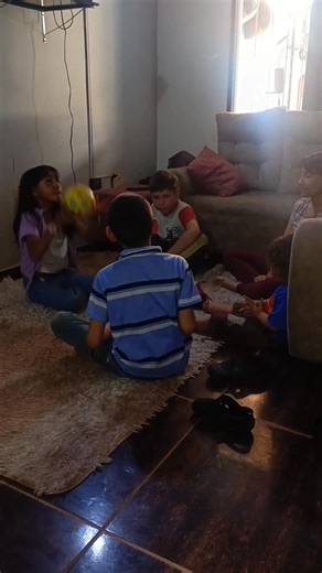 Jugando la papa se quema con mis hijos | Familia Florez Arenas