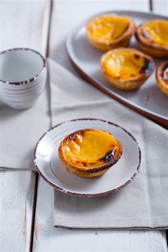 90K views · 926 reactions |  Forse non tutti sanno che a Milano esiste un piccolo angolo di Portogallo, dove ogni giorno vengono sfornati centinaia di Pasteis de nata! 殺☕️ Giovanni Riccioli di Pastéis & Caffè, è venuto a trovarci per prepararceli di persona  La ricetta completa è qui  https://ricette.giallozafferano.it/Pasteis-de-nata.html | Giallozafferano | Facebook