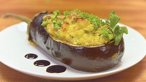 Видео рецепт: Модар патлиџан со тестенини и пилешко