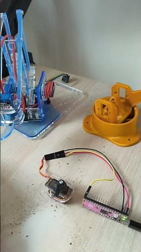 Raspberry Pi Pico controlling servo motor with MicroPython over USB serial connection #raspberrypi