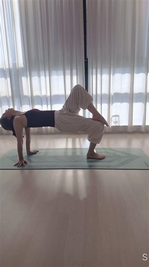 움직임을 위한 준비. # #요가브이로그 #요가 #요가일기 #어깨스트레칭 #직장인요가 #전신혈액순환 #골반건강 #스트레스해소 #yoga