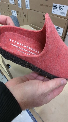 55 reactions · 17 comments | Le temps des fêtes approchent rapidement et souvent les idées cadeaux ne sont pas faciles à trouver. Les pantoufles Asportuguesas, fabriquées au Portugal, sont parfaites pour ceux/celles qui aiment avoir un léger support dans leurs mules. | Chaussures Pierre Roy | Facebook