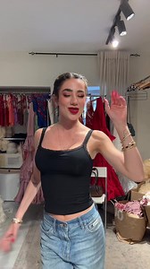 Traje de gitana para la Feria de Sevilla: cómo elegir mantoncillo y flores
