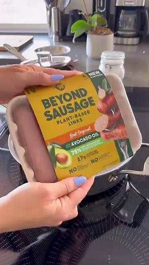 This plant-based Beer Brat Mac & Cheese will show anyone that you do not have to sacrifice flavor and protein when eating more vegan meals! AD My family has some Eastern European roots, so I grew up eating kielbasa and bratwurst, so @beyondmeat’s Brat-style links (especially this new version) are heaven-sent. I can enjoy familiar flavors and textures, get plenty of legume-based proteins, and not have to worry about cholesterol. You can now find Beyond Sausage made with avocado oil in stores near