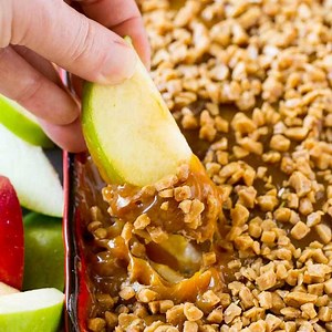 15M views · 512 reactions | Super delicious CARAMEL APPLE DIP RECIPE, a quick and easy dessert that only has 4 ingredients! RECIPE: https://www.dinneratthezoo.com/caramel-apple-dip/ | Dinner at the Zoo | Facebook