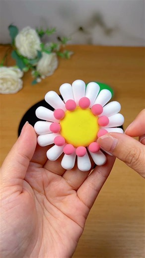 Easy DIY | Make stunning flower ornaments out of clay! #diy #handmade