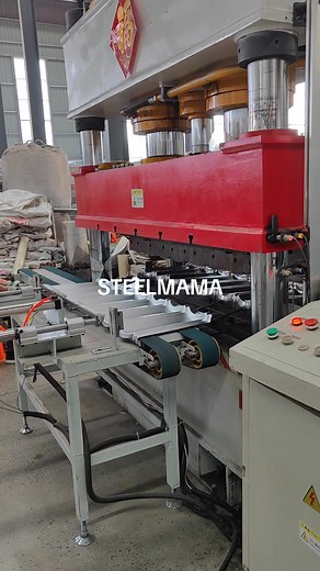 Automatic stone coated roof tile machine #pressing #stonecoated #tile #tilepress #stoneroof #stonecoatedsteel #stonecoatedroofing