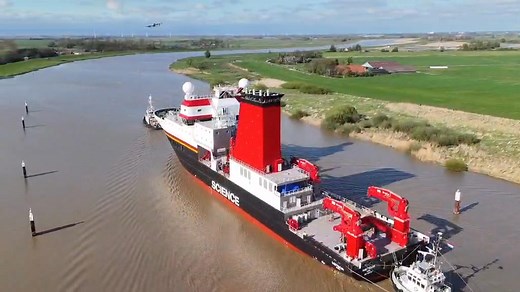 🚢✨ Eindrucksvolle Emsüberführung der METEOR IV – jetzt im Video! ✨🚁 Gestern, am 20. April 2025, hat das neue Forschungsschiff METEOR IV die Meyer Werft in Papenburg verlassen und seine Emsüberführung in Richtung Nordsee begonnen. Unsere Drohnenaufnahmen zeigen das imposante Schiff aus der Luft – ein stiller, kraftvoller Moment technischer Präzision und maritimer Ingenieurskunst. Auf dem Weg passierte die METEOR IV unter anderem: 🔹 die Friesenbrücke bei Weener 🔹 die Jann-Berghaus-Brücke in Le