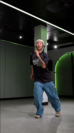 Hiphop dance practice using simple steps but adding on