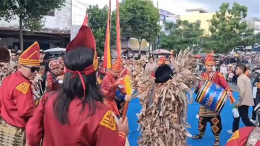 Prabumulih,21 oktober 2025 WALI KOTA PRABUMULIH H.ARLAN MENGHADIRI KEGIATAN KARNAVAL HUT KOTA PRABUMULIH KE - 24 TAHUN 2025. Kegiatan Karnaval di Kota Prabumulih dalam rangka memeriahkan HUT KOTA PRABUMULIH Ke 24 tahun, dibuka oleh Wali Kota Prabumulih Bapak H.Arlan, turut hadir Wakil Walikota Prabumulih Bapak Franky Nasril,S.Kom,MM, Ketua Dprd Kota Prabumulih Bapak H.Deni Victoria,SH,M.Si, Kajari Kota Prabumulih Bapak Khristiya Lutfisandhi, S.H., M.H, Kapolres Prabumulih Bapak AKBP BOBBY KUSUMA