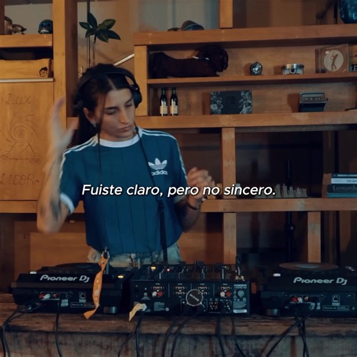 Una DJ elevando el Tech House en la pista