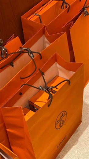 Laure Assany on Instagram: "I blend in perfectly #vanillestilettosmood 🥂✈️ • V A N I L L E M O O D people in business class • business class be like • flying business class • luxury flight experience • travel humor reel • first class vs economy • airplane lifestyle • luxury travel moments • airport humor • travel meme #BusinessClassMood #TravelHumor #LuxuryTravel #belgianblogger"