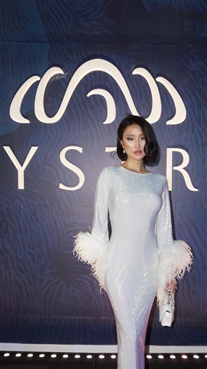 𝐂𝐡𝐢𝐧𝐞𝐬𝐞 𝐌𝐨𝐝𝐞𝐥 📍 𝐃𝐮𝐛𝐚𝐢 on Instagram: "An evening where architecture, vision, and luxury collided ✨ Honored to be part of the OYSTRA Phase II unveiling by @official.richmind — Zaha Hadid’s iconic design on Al Marjan Island is a masterpiece of fluid, organic elegance. The night was filled with refined hospitality, live performances, and conversations with the industry’s tastemakers. Grateful to @savoirarabia for curating such an intimate, unforgettable experience. #OYSTRA #ZahaHad