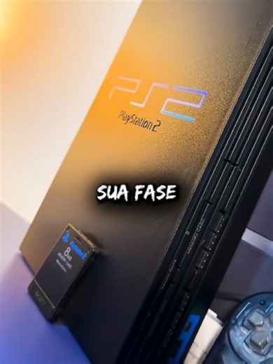 O terrível defeito do PlayStation 2 O terrível defeito do PlayStation 2 que podia até arranhar seus próprios jogos 😳 O defeito afetava principalmente alguns modelos Slim, causando falhas no leitor óptico, travamentos e discos danificados. Entenda o problema do PS2 Slim e por que a versão Fat era considerada mais resistente #ps2 #playstation2 #ps2slim