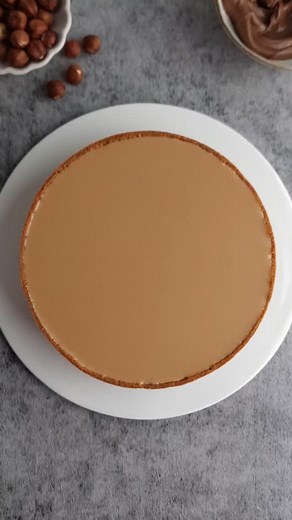 On est Gourmands 🌿 on Instagram: "Cheesecake aux noisettes Pour la base: 150g de biscuits 70g de beurre fondu Pour la crème au fromage : 150 grammes crème liquide entière froide 40g de sucre 300 g de fromage type philadelphia 250 g mascarpone 1gousse de vanille Mélanger le sucre avec le fromage, la vanille et le mascarpone. Monter la crème et incorporer la au fromage. Pour le montage: Pâte à tartiner aux noisettes 🇬🇧 Hazelnut Cheesecake For the base: 150g biscuits 70g melted butter For the ch