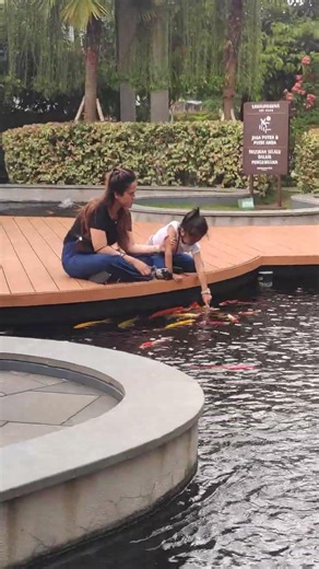 adek kaget di gigit ikan hahaha #anakanak #cute