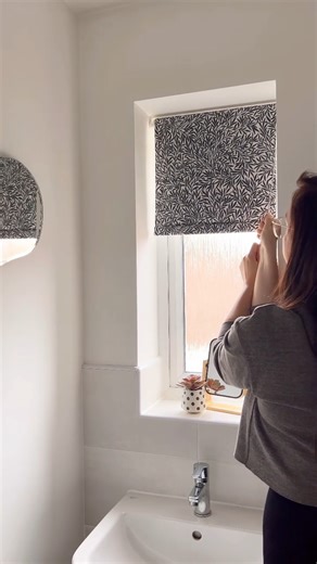 Say goodbye to drilling and hello to convenience with our No Drill Roller Blinds ✨ Thanks to our Twist2Go mechanism, you can just slot your blind in and twist the wheel to tighten it in place to enjoy stylish shading and privacy. Available in a range of colours, fabrics and designer brands the possibilities are endless! 🤩 🎥 @our_hanbury_hideaway 🛍️ Twist2Go Arlo Oatmeal Roller Blind - https://bit.ly/4cYtSqr 🛍️ Twist2Go V&A William Morris Willow Onyx Roller Blind - https://bit.ly/43PfX1K | Bl