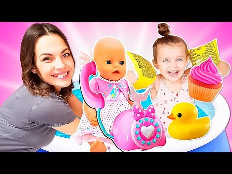 ¡Clases de natación para bebés con Maya y Lina! Juegos con agua para niñas.