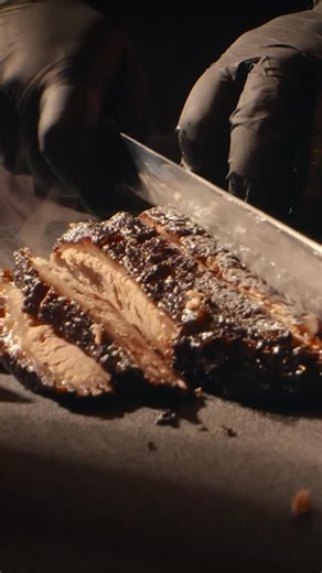 When the brisket hits the board, it’s showtime. All skill. All passion. 👀🔥 | Billy Sims BBQ