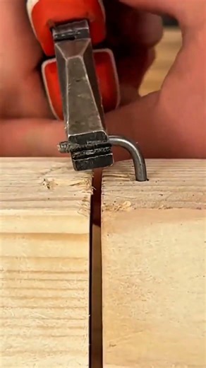 easy way to join two pieces of wood using bent nails, creating a stronger and more secure connection