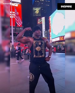 This photographer immortalizes people on Times Square! 😍 | Inspire