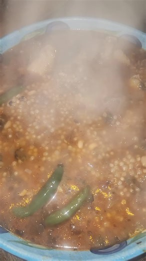 #🌶️ Barkoukes Oran B Taʿmira – Recette Algérienne 📝 Ingrédients (4–6 personnes) 500 g de barkoukes (gros grains) 2 oignons râpés 2 gousses d’ail 300 g de viande (agneau ou poulet) 1 cuillère à soupe de tomate concentrée 1 cuillère à café de paprika 1 cuillère à café de piment doux 1/2 cuillère à café de carvi (karwiya) 1/2 cuillère à café de ras el hanout (optionnel) Sel   poivre Huile Eau Une poignée de pois chiches trempés (optionnel) Harissa (au goût) --- 👩‍🍳 Préparation 1️⃣ Préparer la t