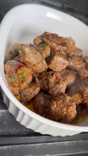 Messy Eats | Garlic Butter Steak Bites 🥦 w/ HOMEMADE compound butter. It's one of the originals! Y'all asked for more meal prep options so here's an... | Instagram