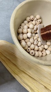 😍Wood Bead Indian Corn….so fun to make!!! ✔️Full tutorial info in thread! Be Inspired! #fallcrafts #falldiy #falldecor #falldecorating #woodbeads #thanksgivingdecor | Hammons Nest