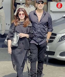 Akshay Kumar leaves for a vacation with family as he spotted at the airport! Superstar Akshay Kumar spotted with family at the airport. | Bollywood Bubble - Hindi