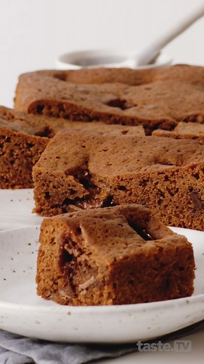 This 4-ingredient Mars Bar melt cake might just be the easiest cake you’ll ever make. You don’t even need a mixing bowl! 🤯 Click the link in our Instagram bio for the full recipe or Google “Taste Mars Bar melt cake”. Recipe by @mummatrad #easybaking #chocolatecake #marsbarcake #cakerecipe | Taste.com.au