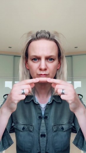 #differentpeople #eatmyfingers #eatfingers #fingereatingchallenge #fingerchallenge #eatingyourfinger #eating #weird #freaky #oui #strange #challenge