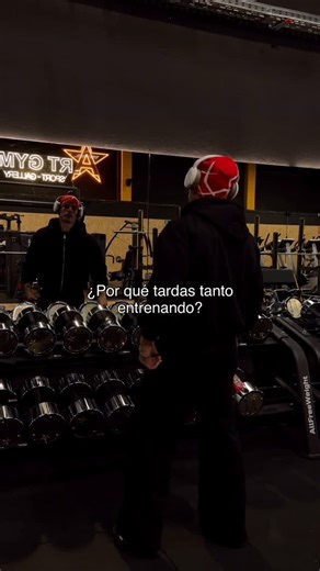 ɨ𝚟𝑎́ภ 𝕃𝔲𝖏𝑎́ภ on Instagram: "Entre series, el peso descansa pero la mente no. Batalla contra el ruido interno. Y esta no solo ocurre aquí. Sino en cada pequeño espacio de tu jornada. Y mientras el corazón se calma y el sudor se enfría, entiendes que mueves cargas, dudas, miedos, deseos y versiones pasadas de ti. ¿Te identificas? Bienvenido/a al templo 🏛️ . . . . . #pensamiento #fyp #mental #emotion #gym #aesthetic #gymtok #grwm #men #girls #myspace #gymlife #lifetime #frases #reflexiones"