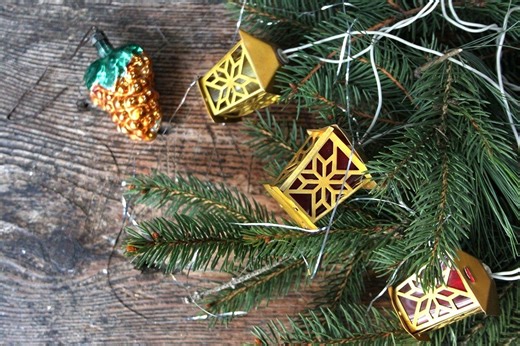 Choinka na pniu to hit na Boże Narodzenie 2024. Najmodniejsza świąteczna dekoracja. Jaka zrobić żywą choinkę na pniu?