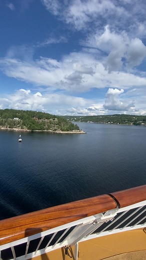 Wir nehmen dich mit auf die Fahrt durch den Oslofjord 🌊 Ob mit Wolken oder in strahlender Sonnenschein - der Blick über die Reling auf die verwunschenen Schären und Hütten wird nie langweilig! | Color Line GmbH