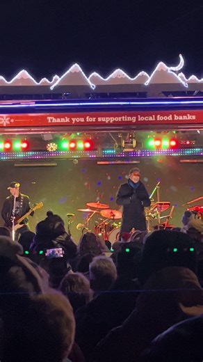 Well worth the price of admission #WalkingonTheSun #SmashMouth #CanadianPacificChristmasTrain #FranklinPark #Chicago