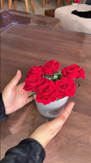 A simple way to arrange flowers in a vase beautifully 💐