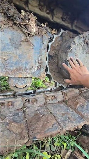 Let's learn the basics of operating an excavator, the KOBELCO SK210LC.