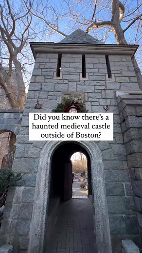 Did you know there’s an European-inspired medieval-style castle (that is haunted!) outside of Boston? 👀 Wander through rooms adorned with Christmas trees hundreds of holiday lights, visit a special Italian art exhibit, take a candlelight tour, & see a gingerbread replica of the castle starting this Friday, Nov 21 through Jan 4 as part of the museum’s 7th annual Deck The Halls holiday celebration 🎄🎁🏰 Details & tickets 👇 https://www.thebostoncalendar.com/events/deck-the-halls-at-hammond-castl