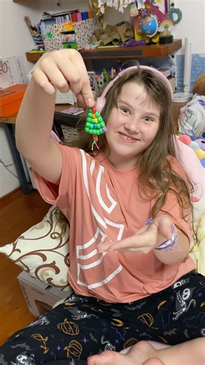 She imagined a beaded Christmas tree… and made it come to life 🎄✨