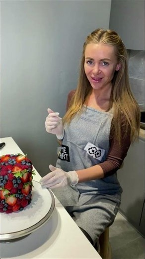 How to Decorate a Cake with Fresh Berries 🍓
