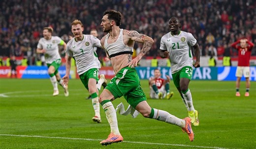 'Build him a statue' - The best reactions as Troy Parrott snatches it in Budapest