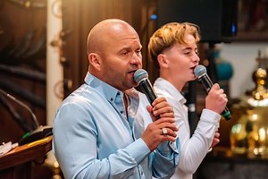 Het duet met mn zoontje Toine Fokkema : Als de bomen 🌳❤️ Helemaal te beluisteren o.a via Spotify, YouTube enz enz .... 🎤 Tel 06 516 312 87 www.anthonyfokkema.nl | Anthony Fokkema