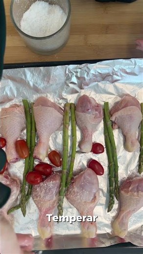 🍗 Pernas de Frango no Forno com Espargos e Tomate Cherry - #comidadefamilia #receitas #familyspoon