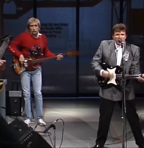 Remembering Del Shannon who died on this day (Feb 8) 1990. American singer‑songwriter Del Shannon, who had been struggling with depression, was 55 years old when he died of self inflicted gunshot wounds. He scored the 1961 UK and US No.1 single ‘Runaway’, plus nine US and 12 other UK Top 40 singles. Shannon had been working with Tom Petty and Jeff Lynne and was rumored to be replacing Roy Orbison who had recently died, in the Traveling Wilburys supergroup. Here, the singer-songwriter performs hi