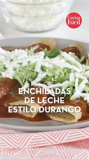 En un dos por tres harás estas enchiladas de leche al estilo Durango.🌮🥛 Inspiradas en la tradición culinaria de esta región, estas delicias son un festín para el paladar. Las tortillas se sumergen en una suave salsa de leche que realza su sabor, y el relleno es toda una experiencia gastronómica. ¡Descubre el auténtico sabor duranguense en cada bocado! 🌶️🤤 * * * * #EnchiladasDeLeche #CocinaFácil #recetasrápidas #DurangoGastronómico #SaborAuténtico | Cocina Fácil