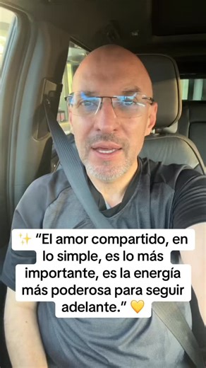 Fabian Octavio De La Torre de Stéffano on Instagram: "HEyyy la frase del día 💛 A veces creemos que para recargar energía necesitamos ir lejos, desconectarnos del mundo o tomarnos vacaciones largas… pero la verdad es más simple (y más poderosa). Un abrazo sincero. Un beso inesperado. Un desayuno en familia sin prisas. Reír, escucharnos, mirarnos a los ojos. Esos momentos cotidianos son los que llenan el alma, acomodan la mente y le devuelven sentido a todo. Porque cuando compartes tiempo con qui